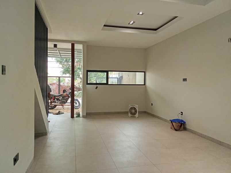 dijual rumah jl cinere megapolitan