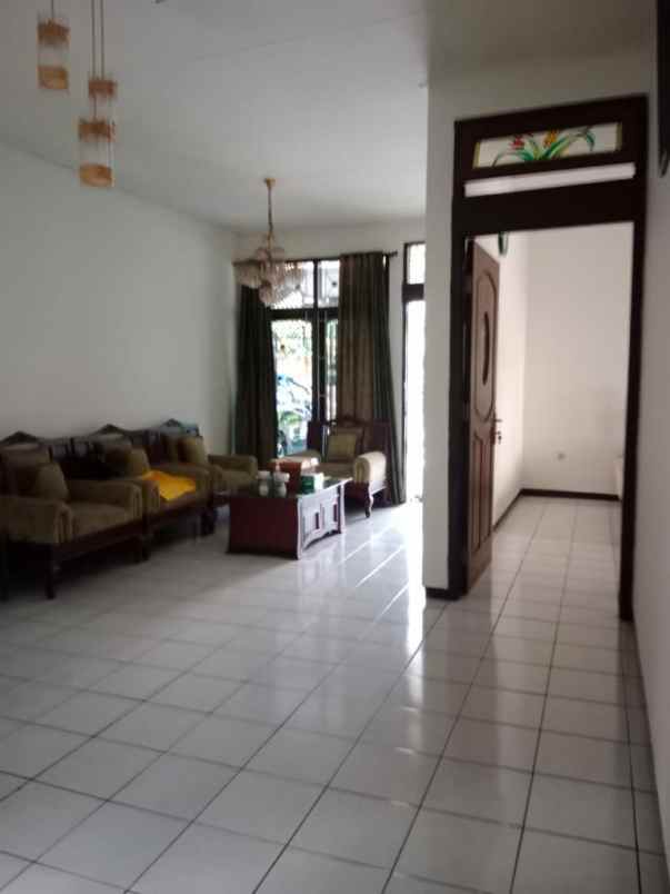 dijual rumah jl jati indah turangga