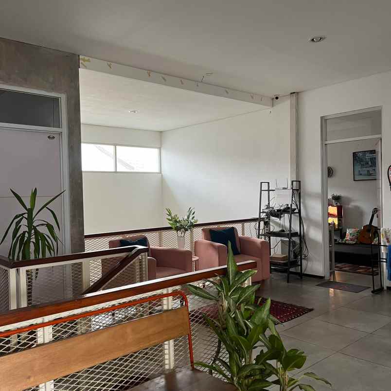 dijual rumah jl karawitan solontongan