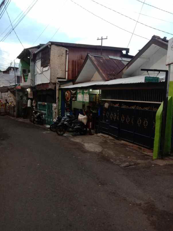 dijual rumah jl raya sawo