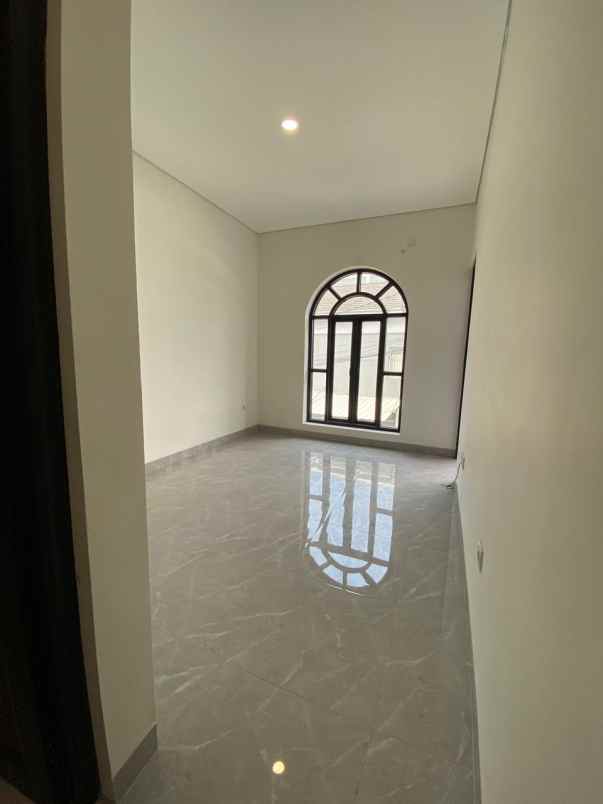 dijual rumah karang tengah jakbar tgr