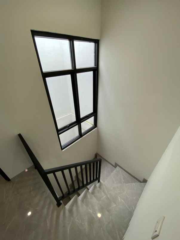 dijual rumah karang tengah jakbar tgr