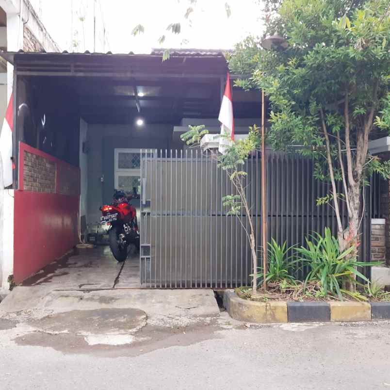 dijual rumah komplek adipura cluster