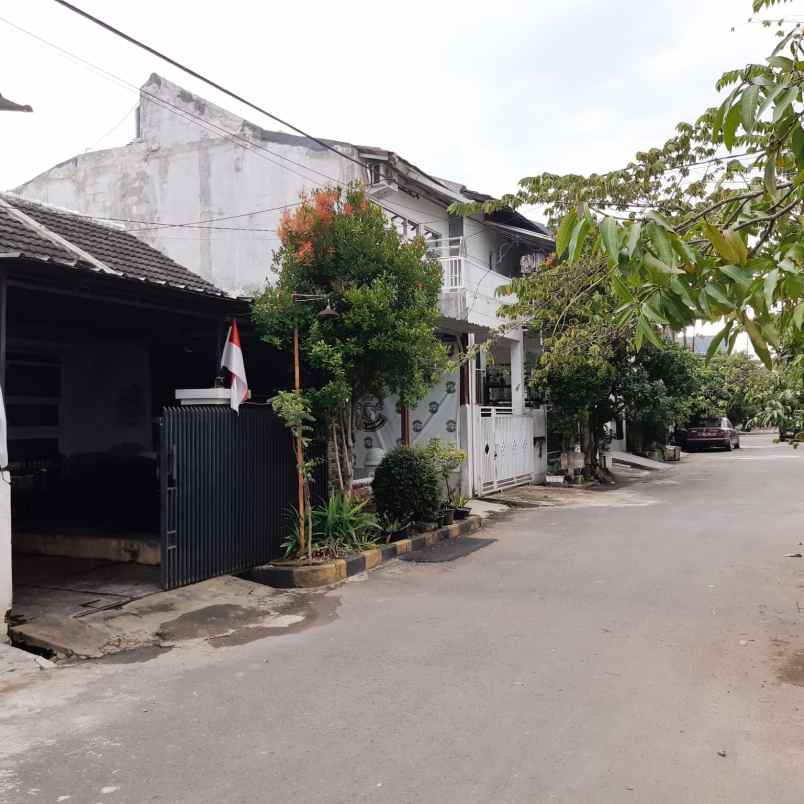 dijual rumah komplek adipura cluster