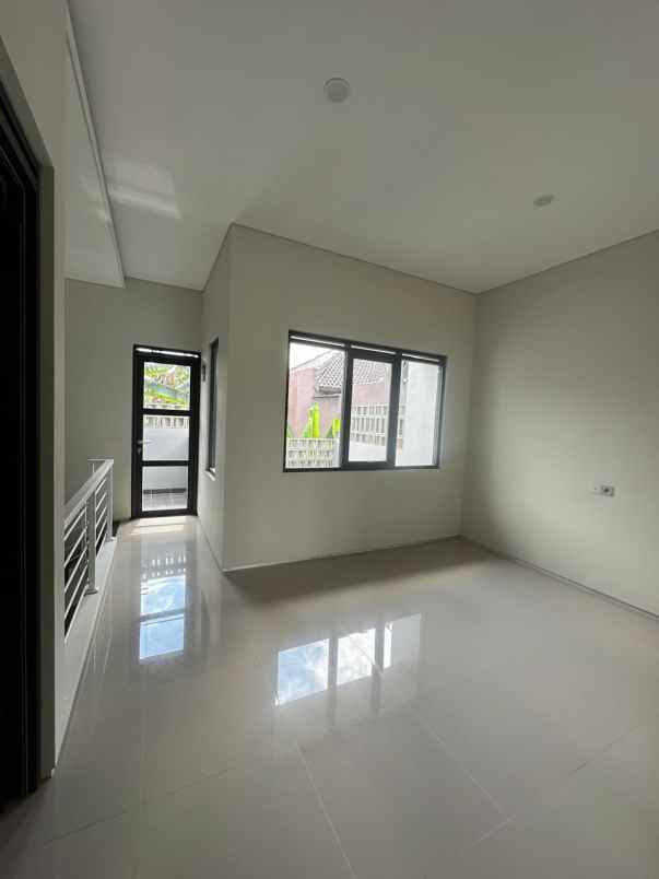 dijual rumah komplek aria graha