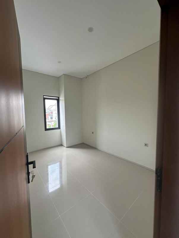 dijual rumah komplek aria graha