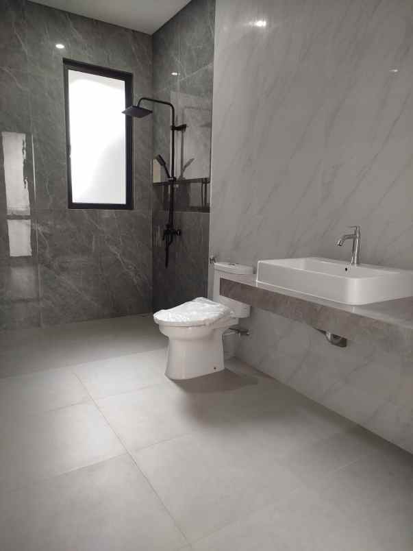 dijual rumah komplek elit setra duta