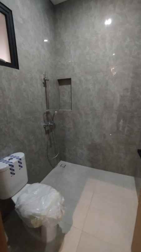 dijual rumah komplek elit setra duta