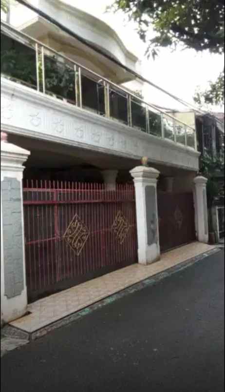 dijual rumah komplek perumkar dki