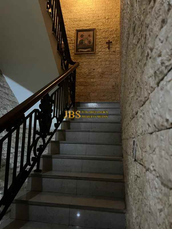 dijual rumah komplek the palace