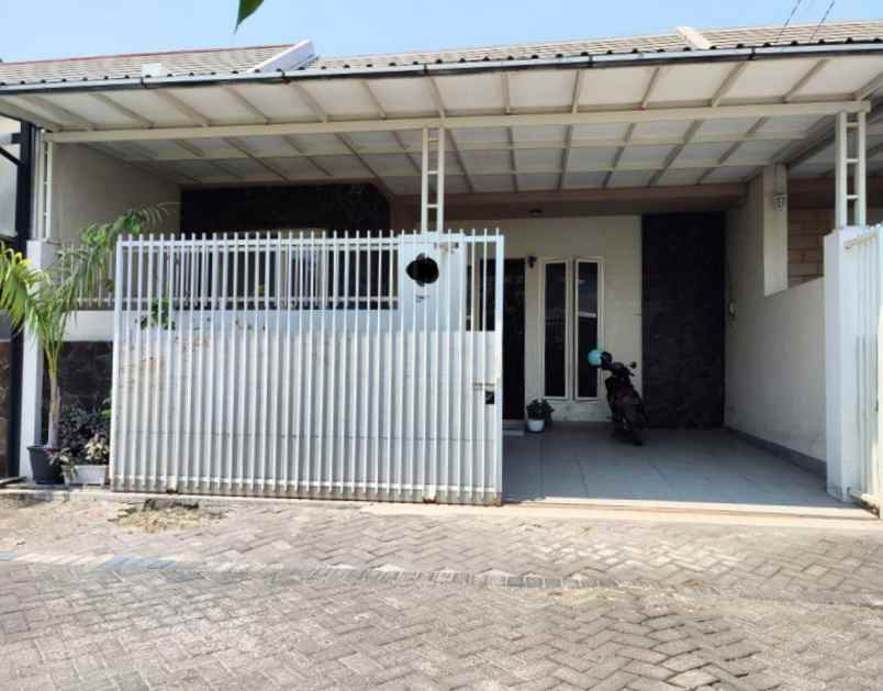 dijual rumah kondisi terawat di griya kebraon