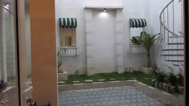 dijual rumah manyar rejo