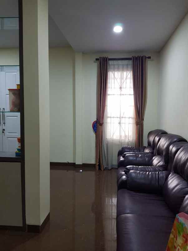 dijual rumah meruya selatan