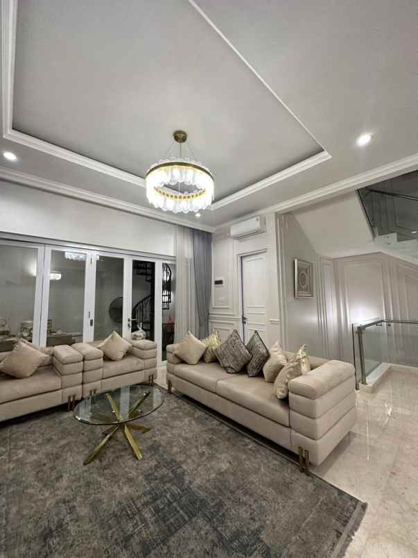 dijual rumah meruya selatan