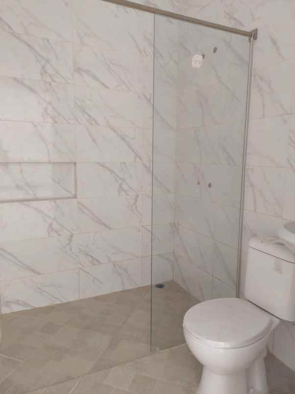 dijual rumah mulyosari utara