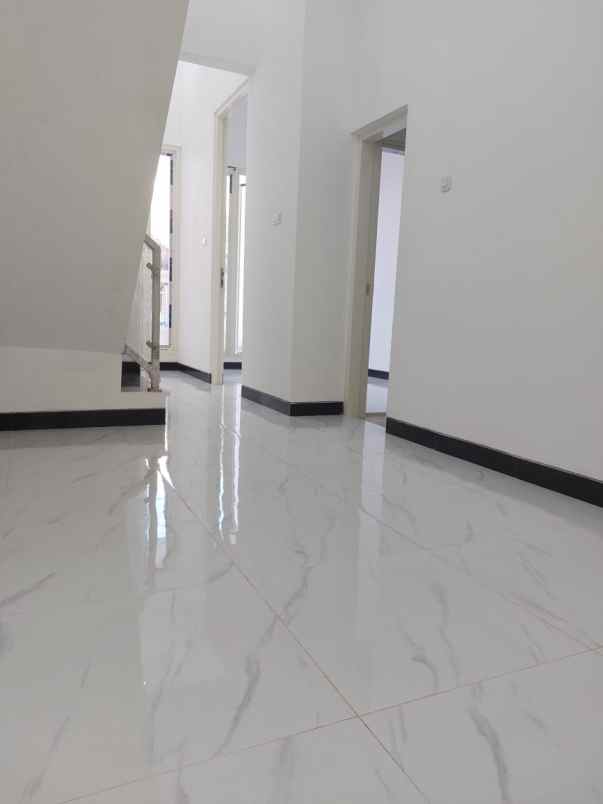 dijual rumah mulyosari utara