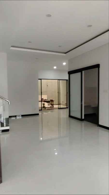 dijual rumah mulyosari utara