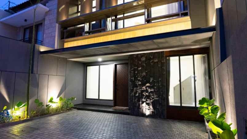 dijual rumah pakuwon city