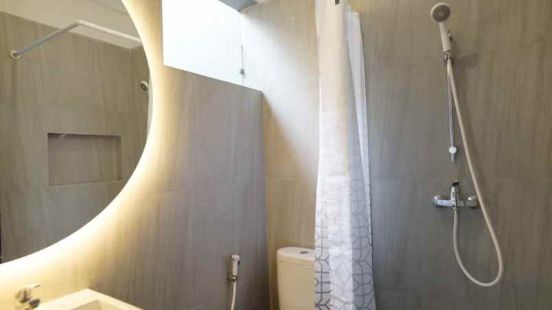 dijual rumah pakuwon city