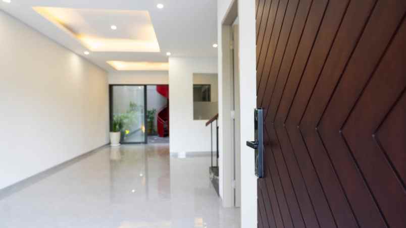 dijual rumah pakuwon city