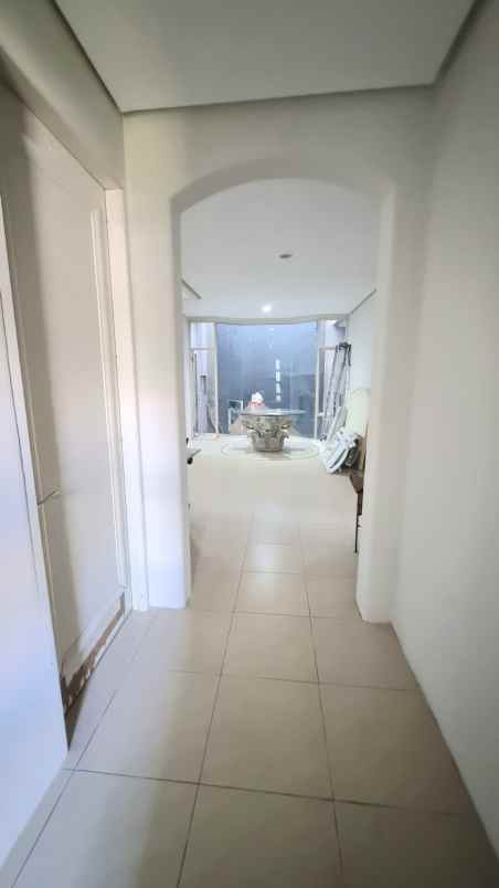 dijual rumah pakuwon city