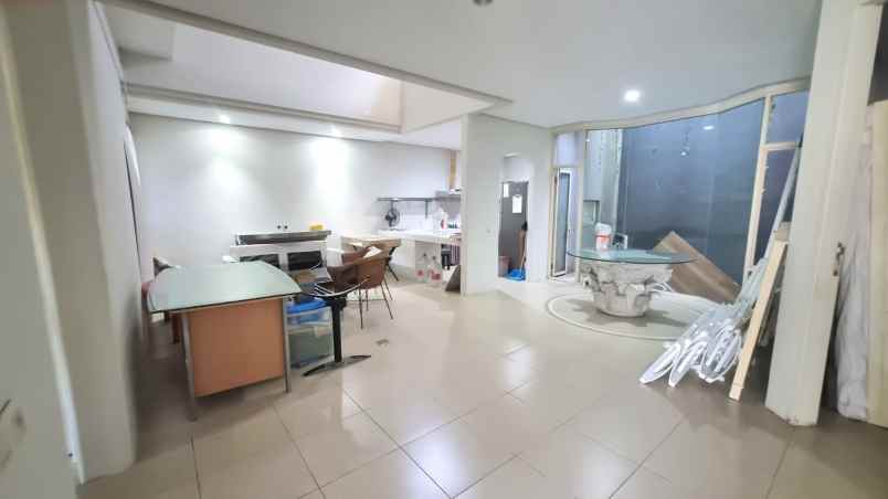 dijual rumah pakuwon city