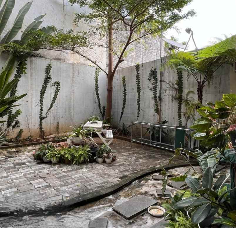 dijual rumah pakuwon indah villa valensia