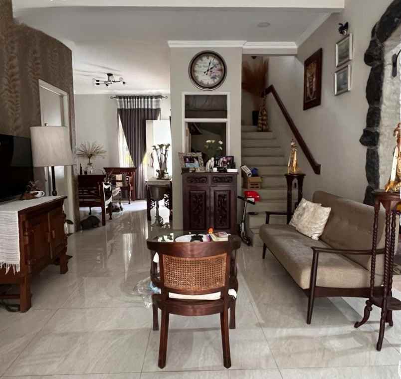 dijual rumah pakuwon indah villa valensia