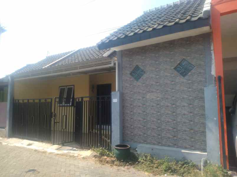 dijual rumah perum dau inside