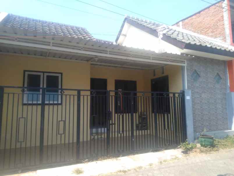 dijual rumah perum dau inside