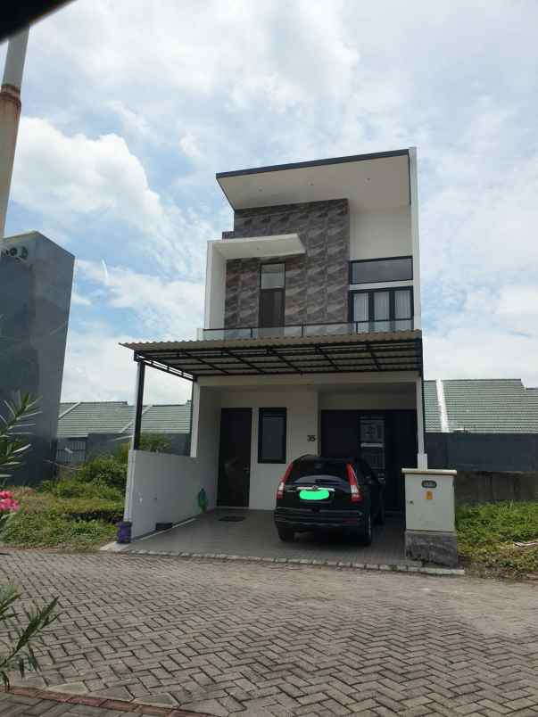 dijual rumah perum dian regency 2