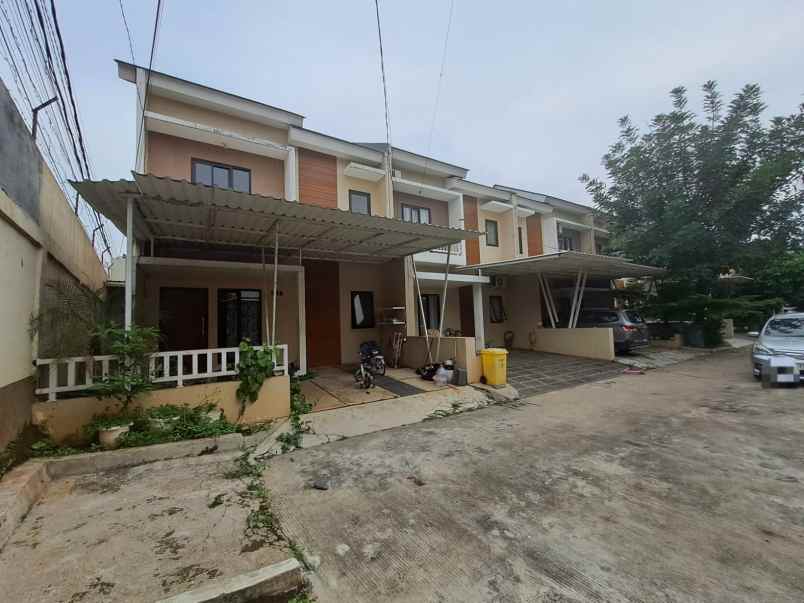 dijual rumah perumahan royal oak