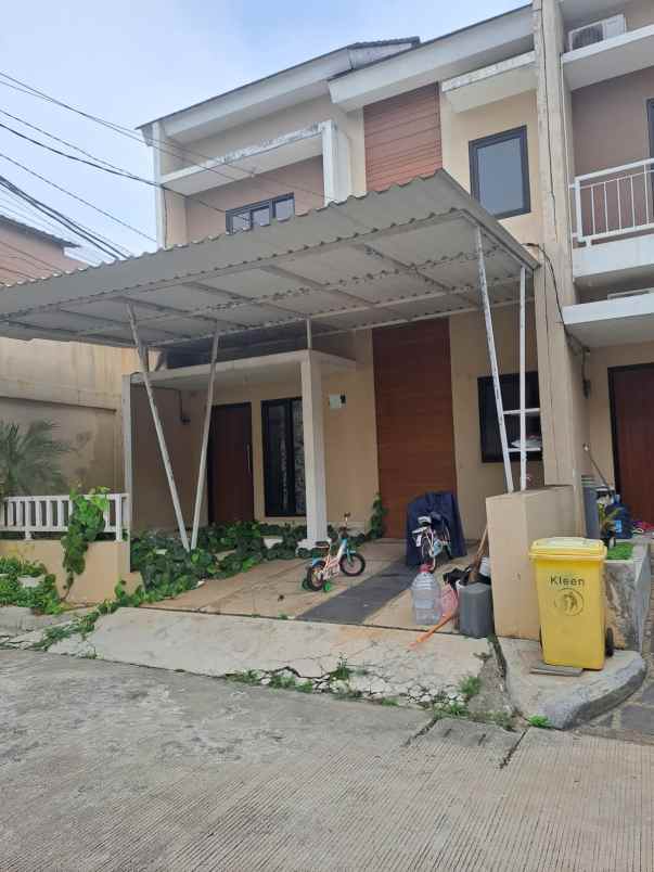 dijual rumah perumahan royal oak