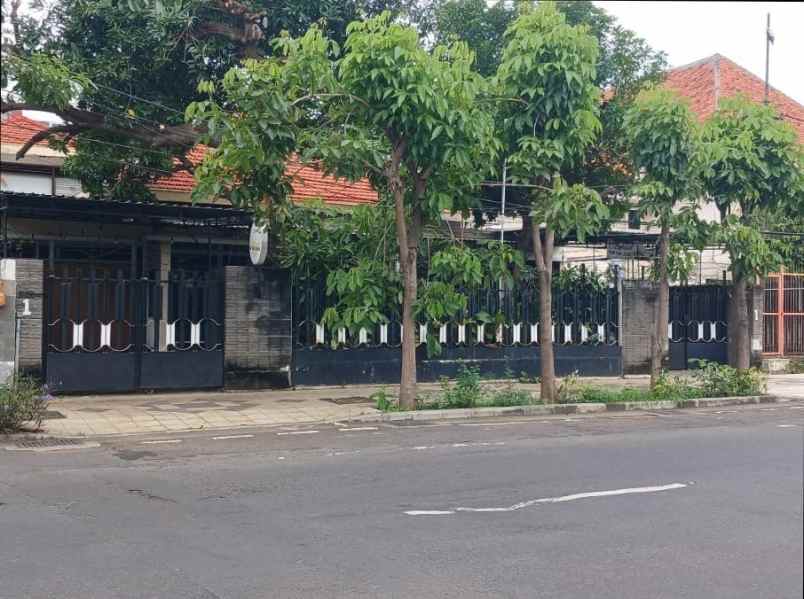 dijual rumah raya darmo