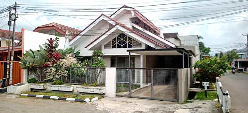 dijual rumah sanggar hurip
