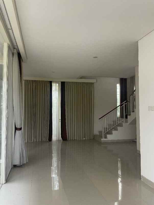 dijual rumah santiago rosa pakuwon city