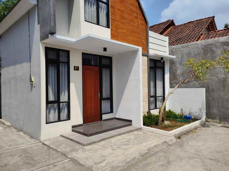 dijual rumah selatan lapangan kasihan