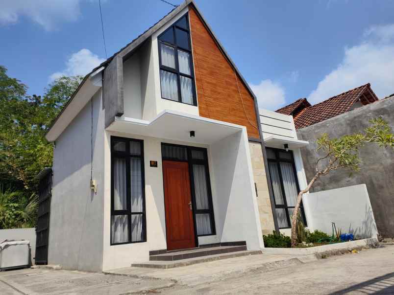 dijual rumah selatan lapangan kasihan