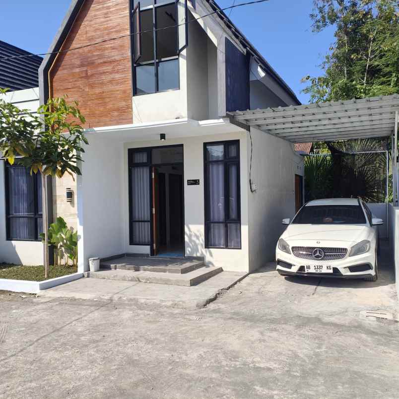 dijual rumah selatan lapangan kasihan