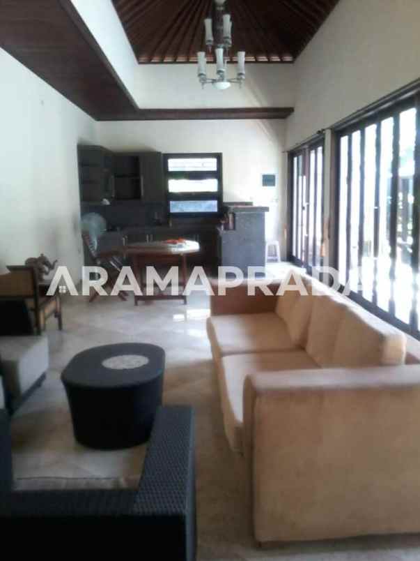 dijual rumah seminyak