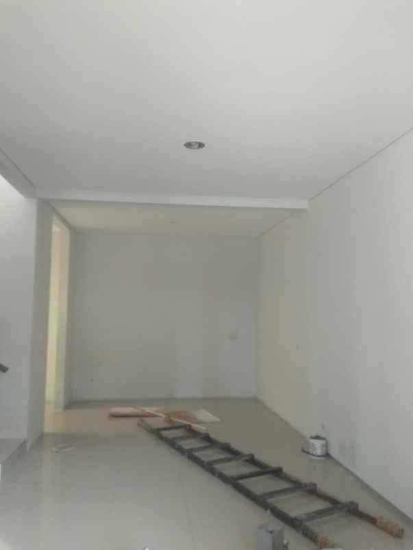 dijual rumah setraduta