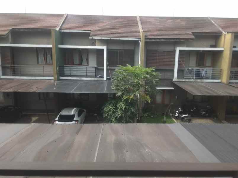 dijual rumah setraduta