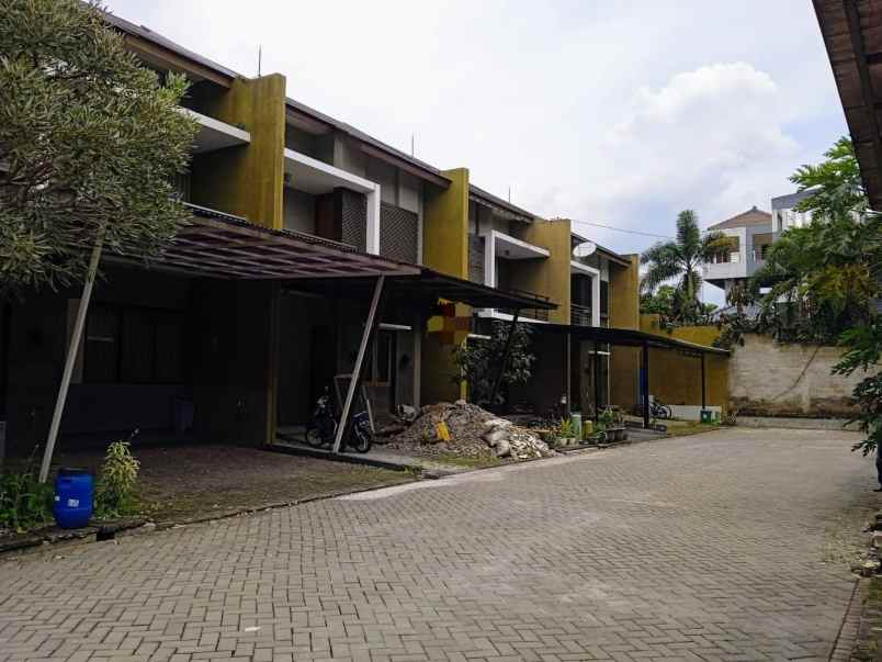 dijual rumah setraduta