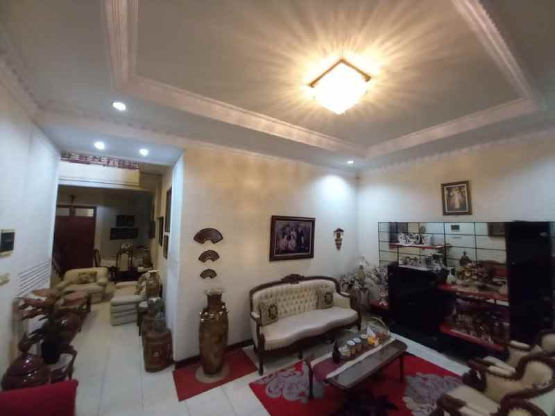 dijual rumah siwalankerto timur