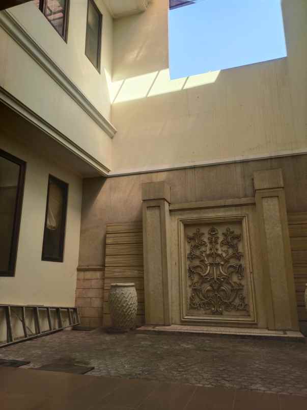 dijual rumah sutorejo timur