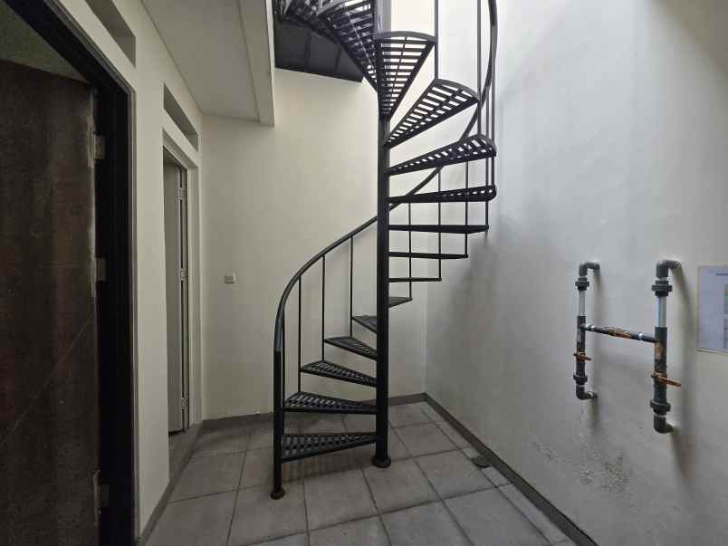 dijual rumah suvarna sutera cikupa