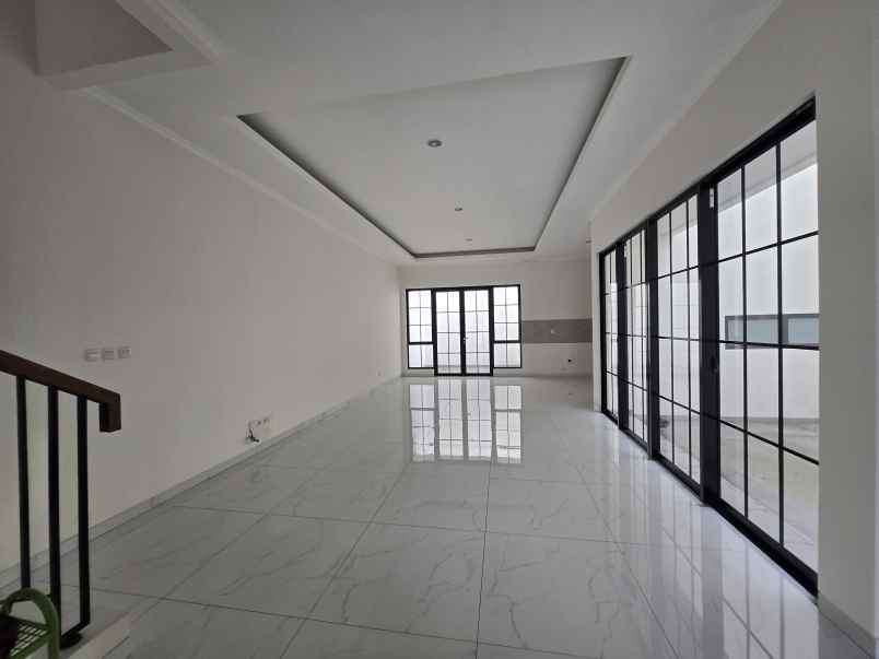 dijual rumah suvarna sutera cikupa