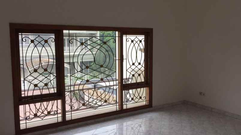 dijual rumah villa sentra raya