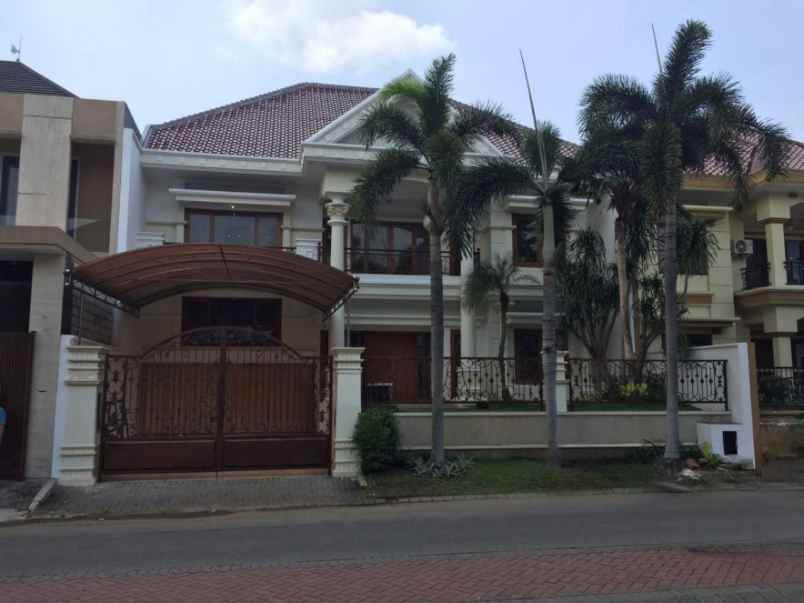 dijual rumah villa sentra raya