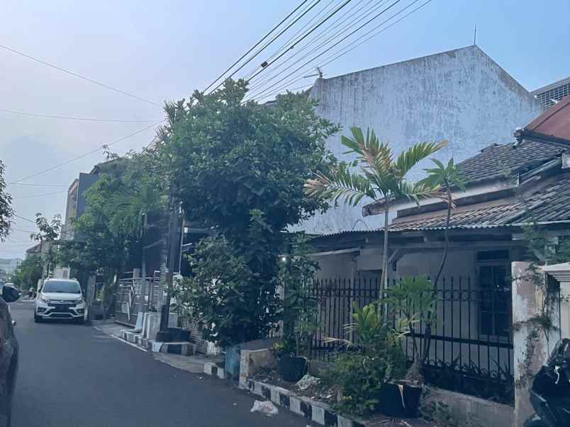 dijual rumah wisma permai barat